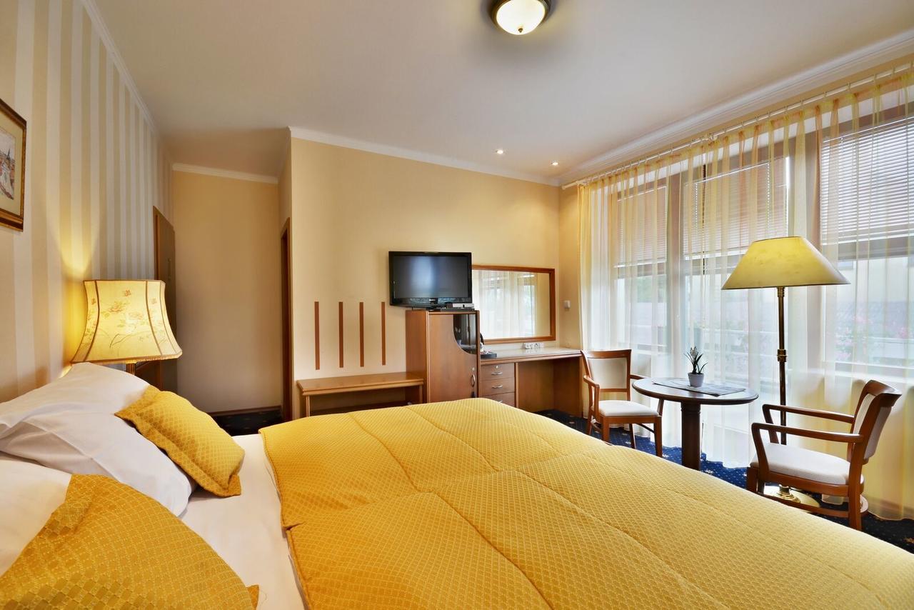 Hotel Villa Conti Писек Экстерьер фото